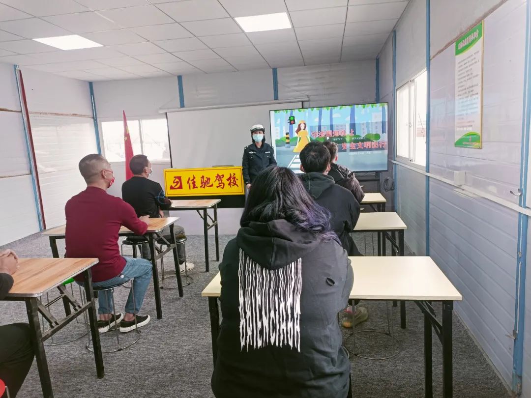 交通整治安全文明出行,交通警察倡导安全文明出行