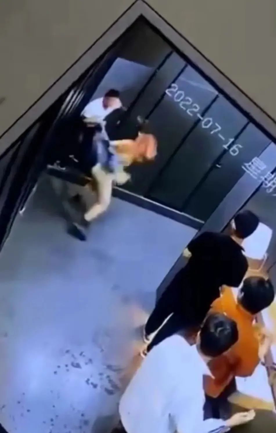 男子拖拽女生事件酒吧已停业,酒吧遭强行拖拽女子