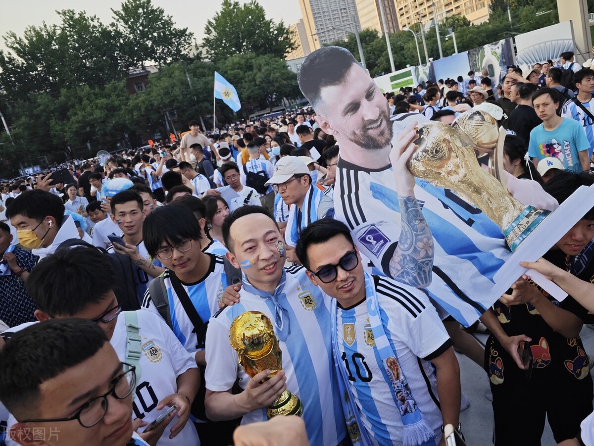 这次在梅西的球赛上出现的疯狂少年