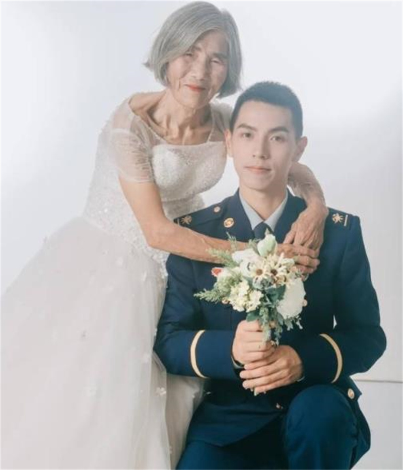 江西24岁小伙和82岁老太太婚纱照,江西25岁小伙跟老妈拍婚纱照