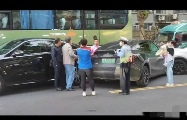 上海特斯拉汽车失控1死5伤,上海特斯拉车祸最新事故