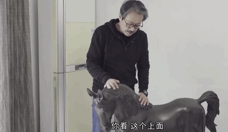 60岁老人直播还债1.2亿，曾是重庆富豪，雇5个保姆一条毛巾2000块