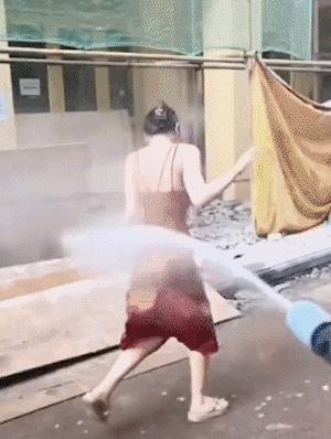 趁着泼水节公然对女生进行骚扰！向女生私密部位喷水还撕扯衣服