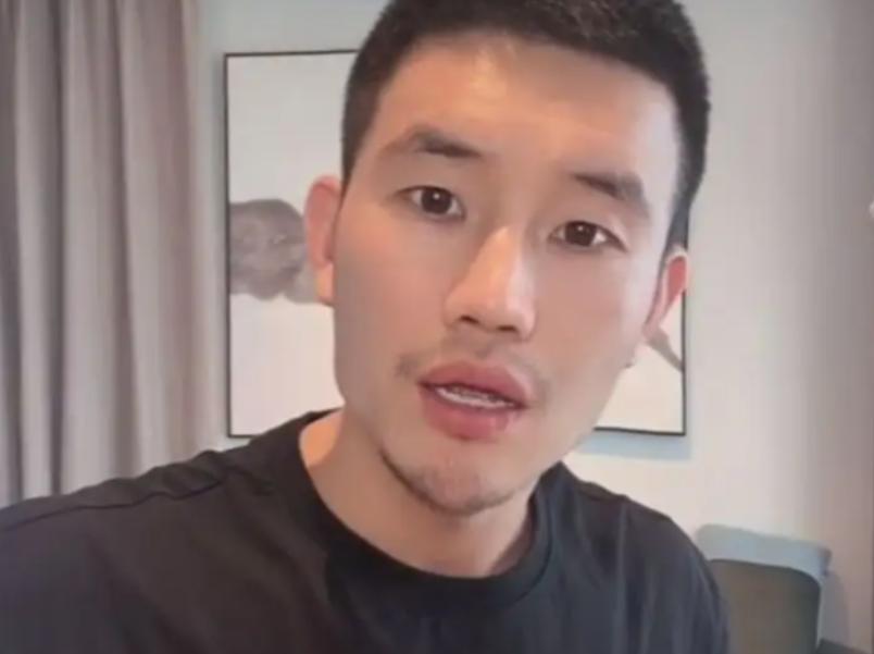 嘎子哥网上大秀恩爱，与妻子激情亲吻，小娇妻身穿抹胸裙大秀身材