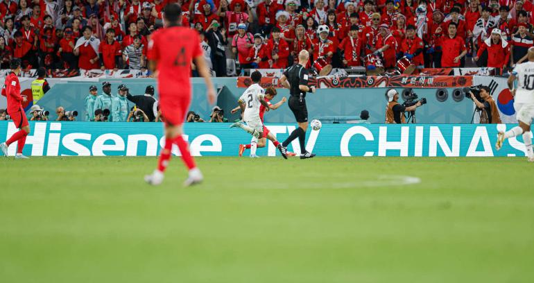 争议！韩国队赛后*攻围**裁判，主帅染红，曹圭成双响成遮羞布