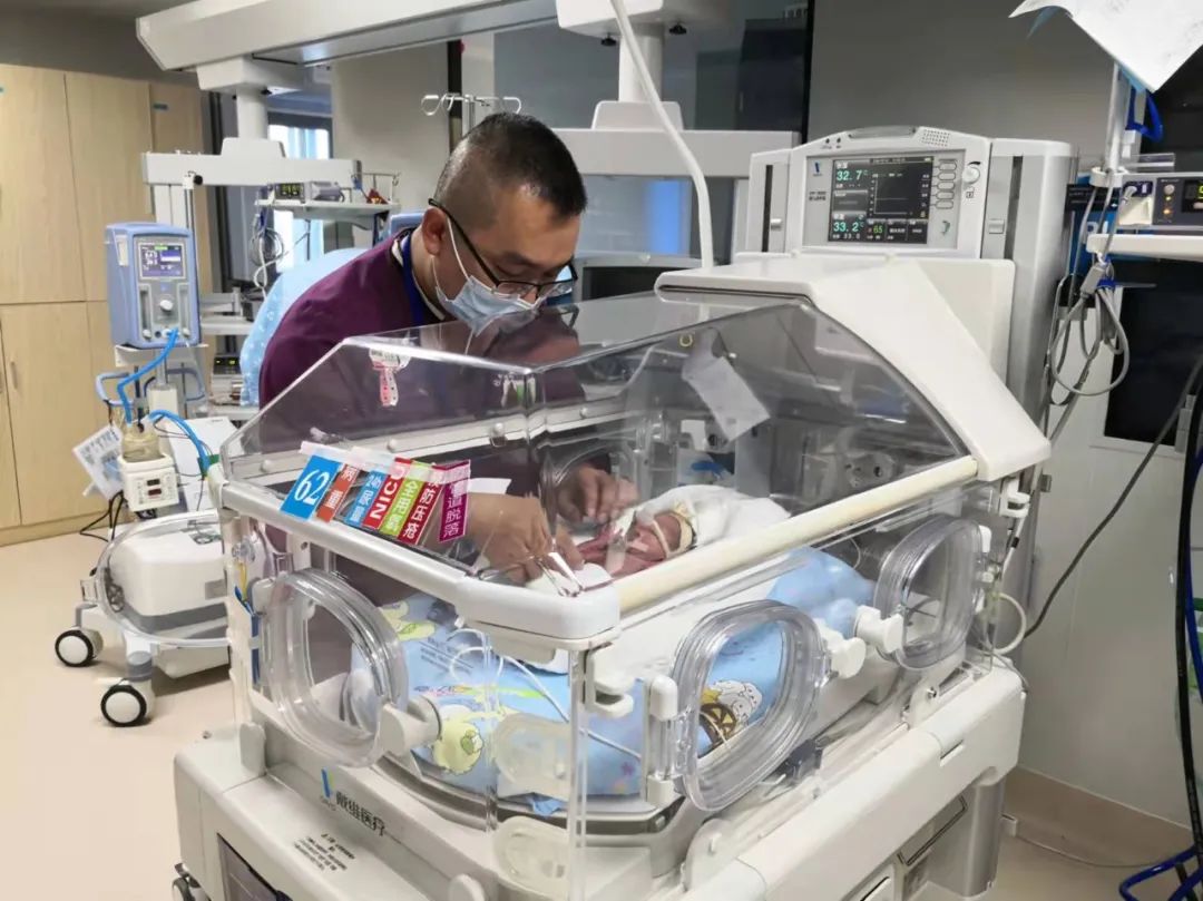早产儿胃穿孔术后体重长得慢,1.5斤超早产儿出生81天后顺利出院