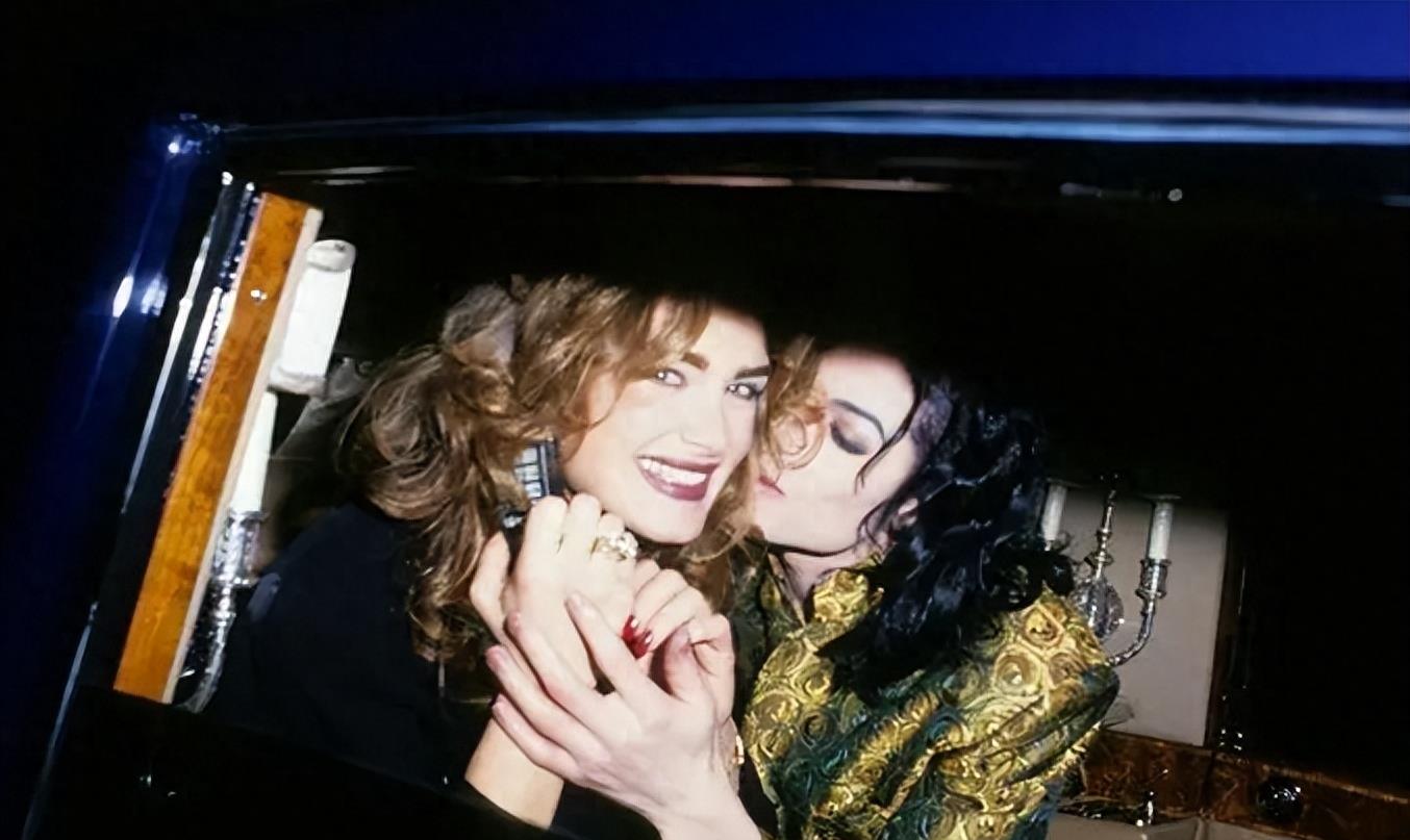 10岁全裸出镜，20岁声称自己仍是处女，“美国舒淇”的裸照风波