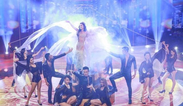 63岁女星穿亮钻透视装！完美曲线尽显，仅遮隐私部位尺度惊人