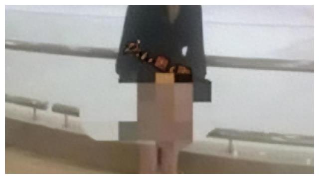 下身几乎全裸无下限!广西女子在多个地标处拍“不雅照”辣眼睛