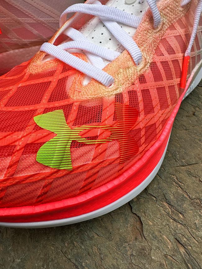 一双助力你摆脱平庸，突破自我的碳板跑鞋