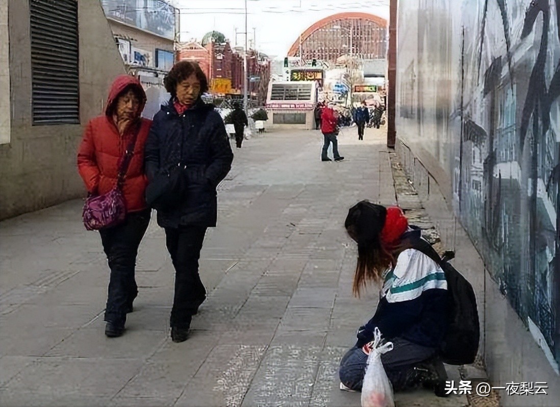 15岁女孩街头扮牛被人骑点赞,15岁女孩街头扮牛后续