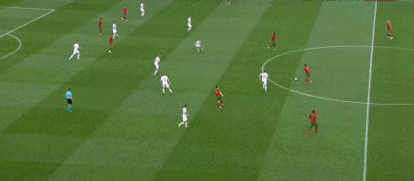 气愤！B席直塞，格德斯右路得球射门进球，C罗直奔球门捡漏未果