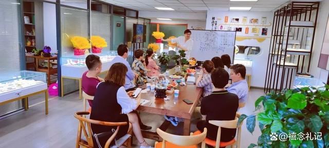 从朝九晚五的“打工人”到成功创业者，是什么让她有了惊人改变