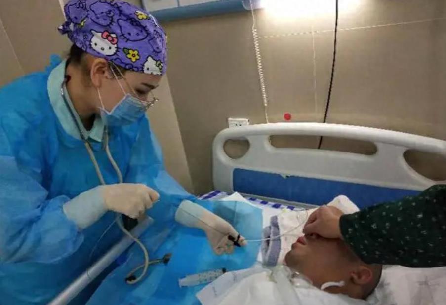 临终脱水、疼到痉挛，却被妻子强制插胃管，45岁丈夫呕出浓黑血液