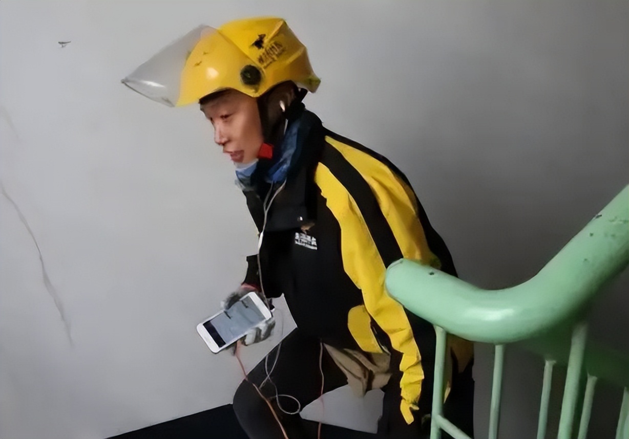 第一学历专科研究生毕业难找工作,专科生读研后送外卖