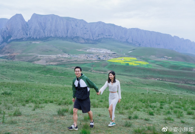 何姿与儿女合照,何姿晒回娘家照片