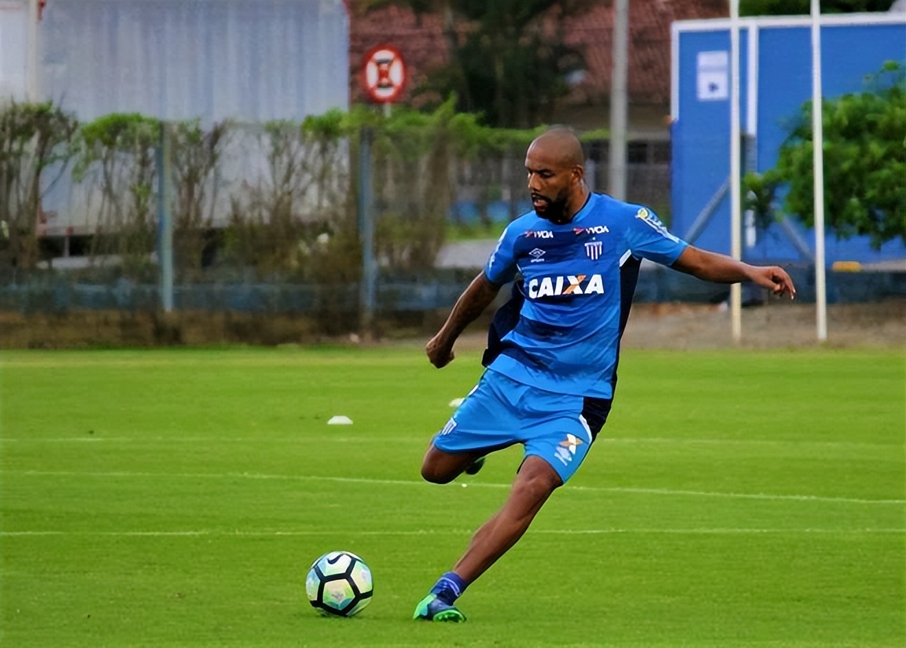 恍若隔世！贝尔都退役了，麦孔却还驰骋在绿茵场