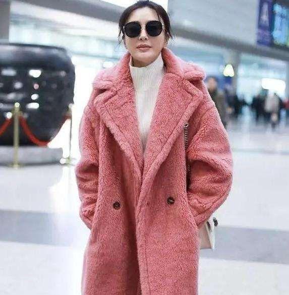 秦岚驼色大衣白色围巾,花儿与少年秦岚同款驼色大衣