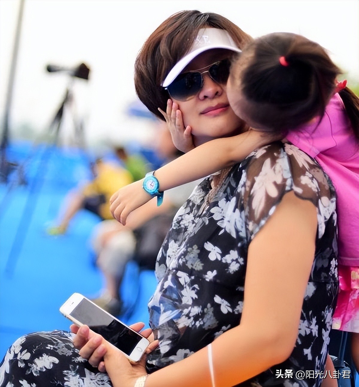 十年前汶川主持人落泪,2008年汶川大地震李小萌实地采访