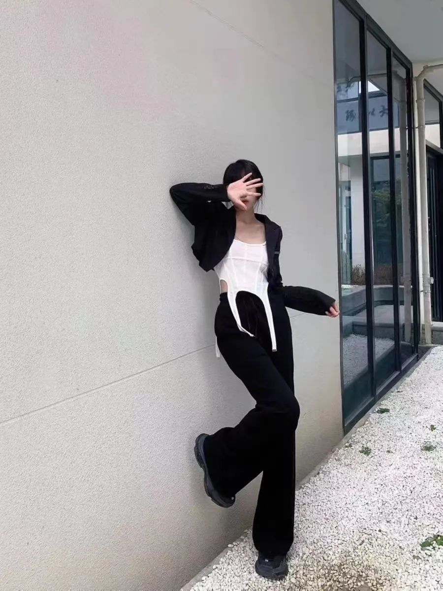 男t恤搭牛仔裤加皮带有哪些穿法,t恤配裤子的时髦穿法