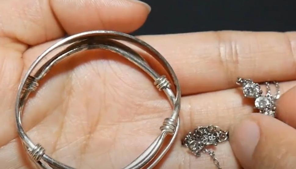 银手镯没戴过为什么发黑怎么清洗,银手镯发黑怎么清洗泡几分钟