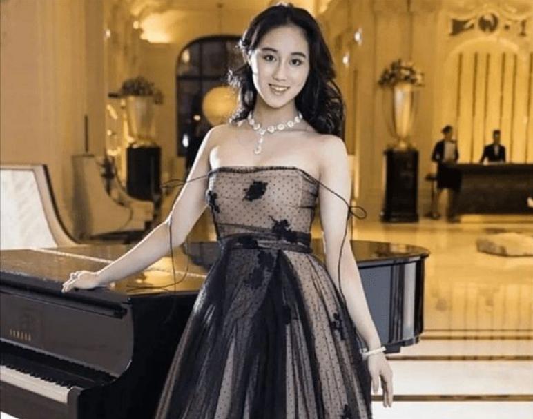 梁安琪何超欣逛街,梁安琪何超欣豪宅