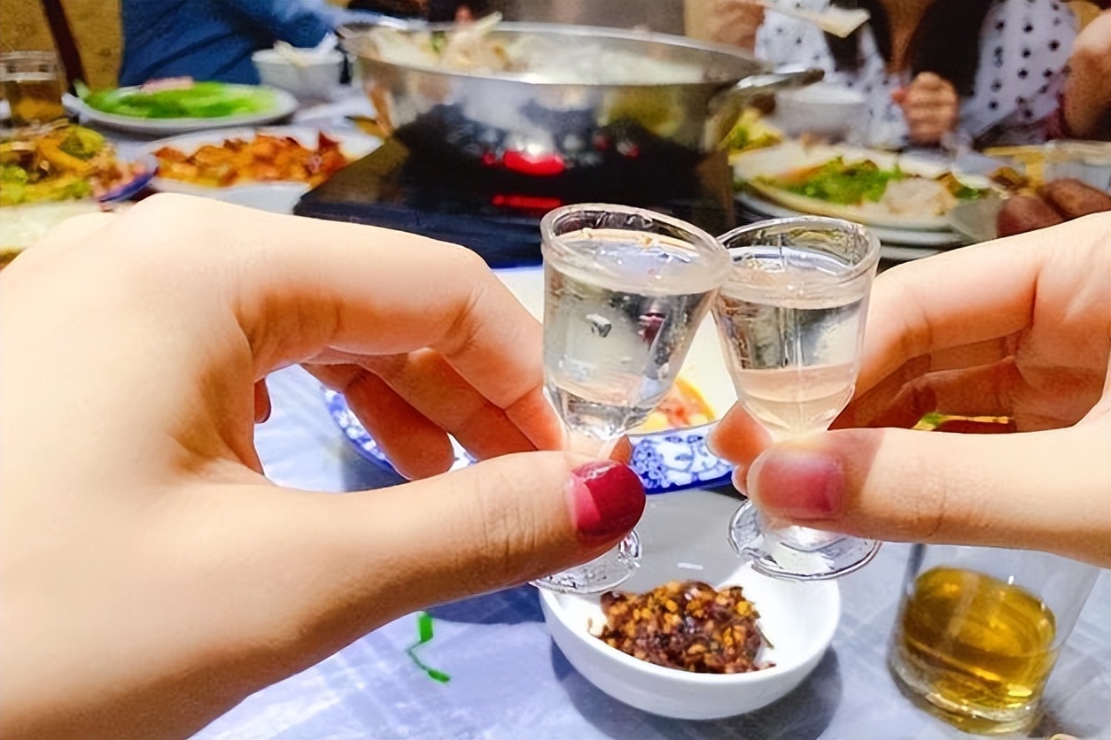 前一天喝了白酒第二天喝什么,白酒晚上喝多了第2天吃什么