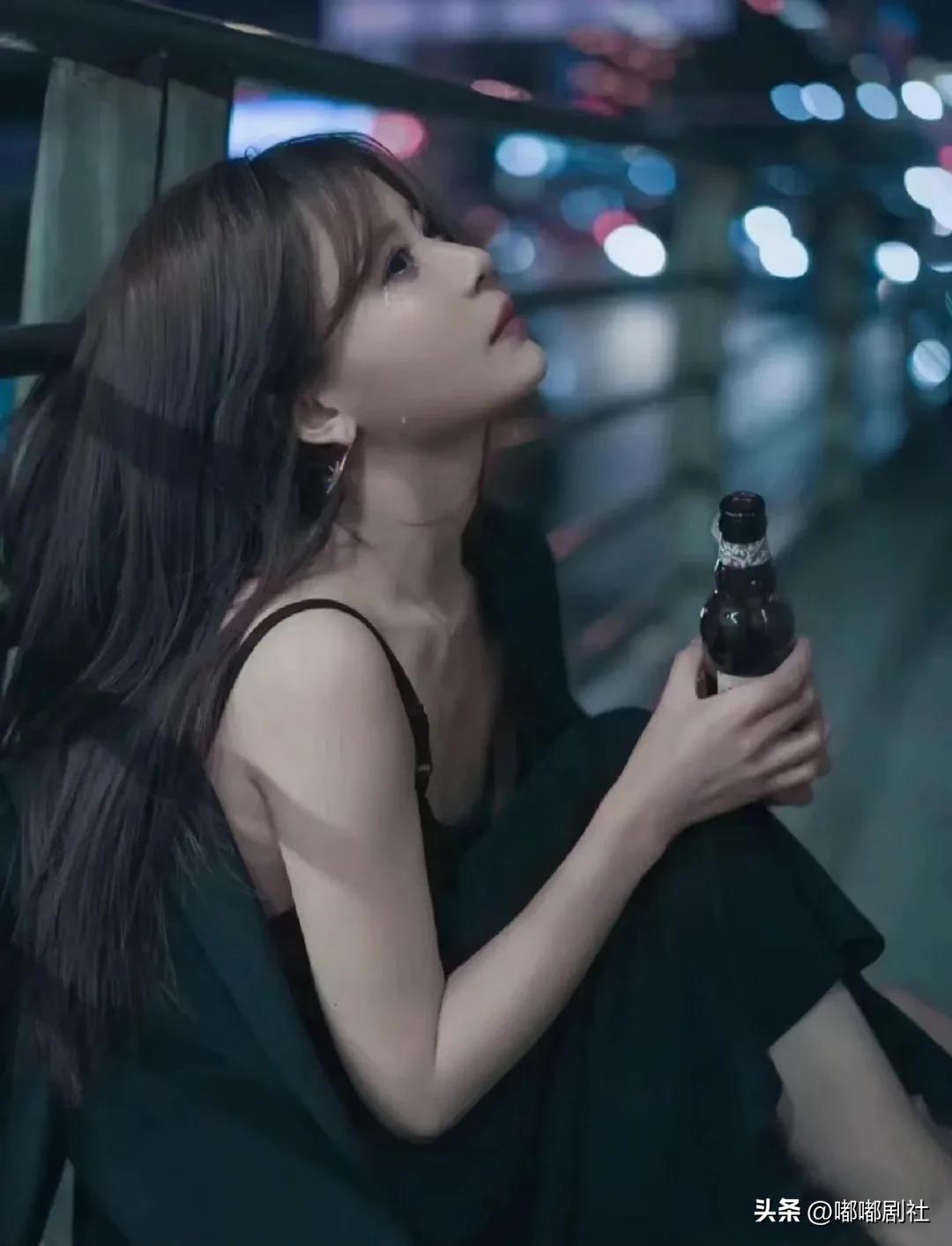 我死在了最爱他的那一年。十七岁，被霸凌得精神恍惚，跌下高楼