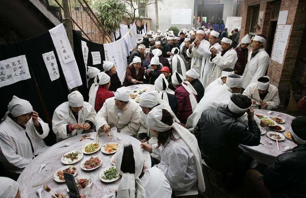 人去世后为什么要把衣服烧掉,人死后衣物为何要烧掉