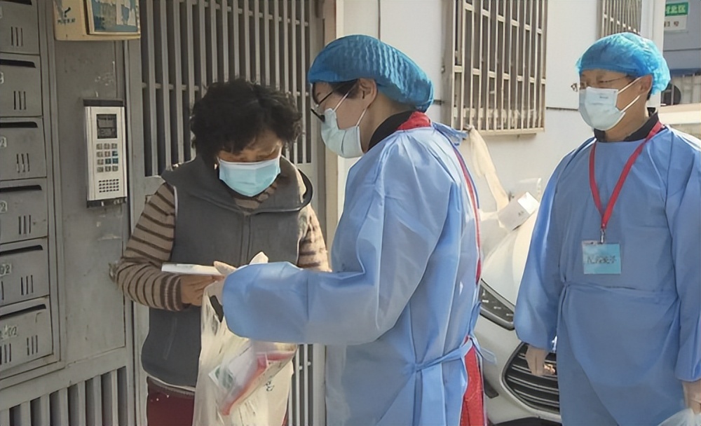 “配药侠”穿梭居民区与医院之间,保障居民急需、特需用药