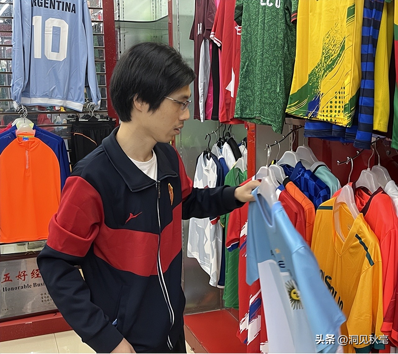 云监工义乌工厂为世界杯赶工,义乌10天造50万足球