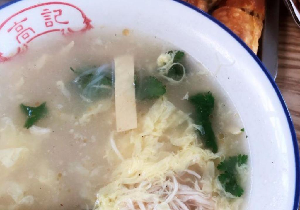 山东大哥街边卖早餐，80只母鸡熬成一锅汤，3000元成本能卖上万元