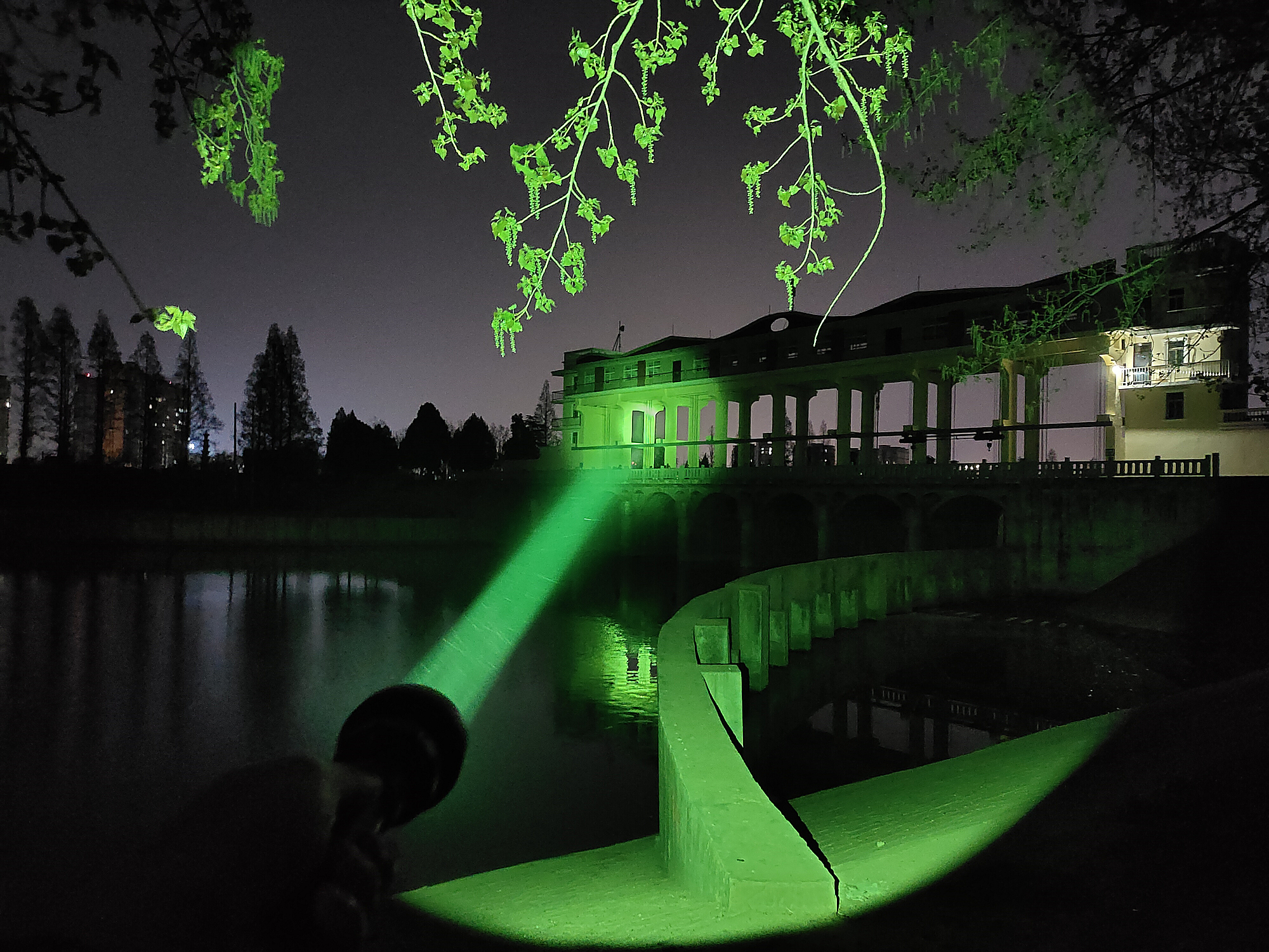 双光源任切换，千米光柱一线天！CYANSKYH5GT远射手电体验