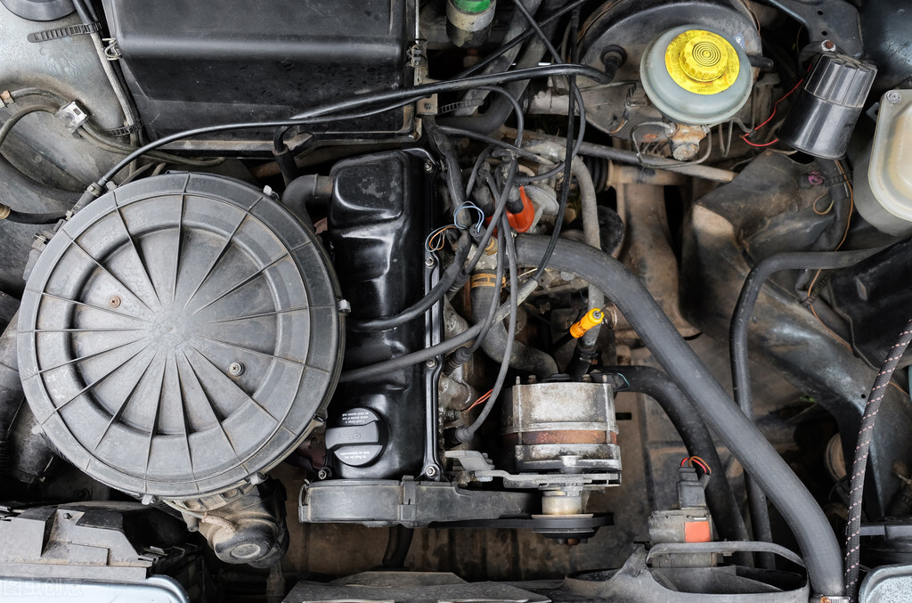 avr电压调节器内部电路图,发电机自带avr调压器工作原理