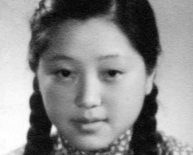 居里夫人何泽慧简历,何泽慧与居里夫人合影照片