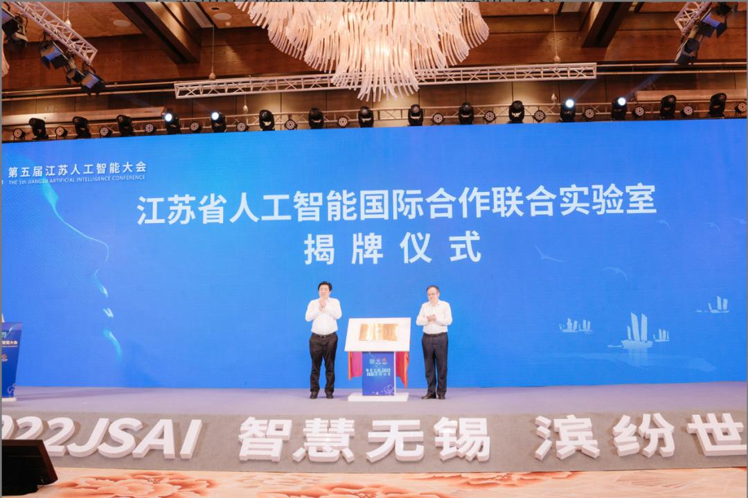 转身向山中走去,向山走去的男生