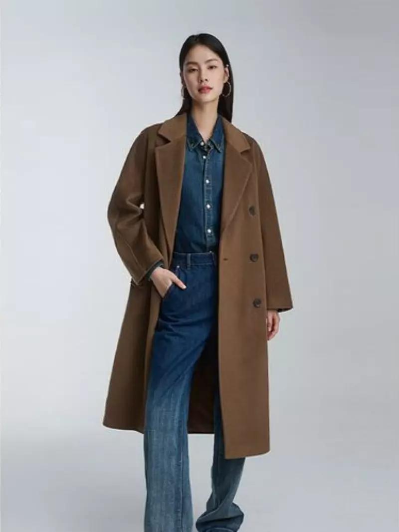 棕色呢子大衣里面配什么颜色打底,摩卡棕色牛角扣大衣怎么搭配裤子