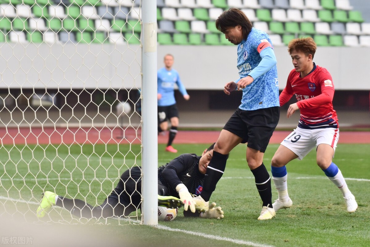 值得尊敬！保级大战上演逆转大戏，重庆队1-0战胜大连人