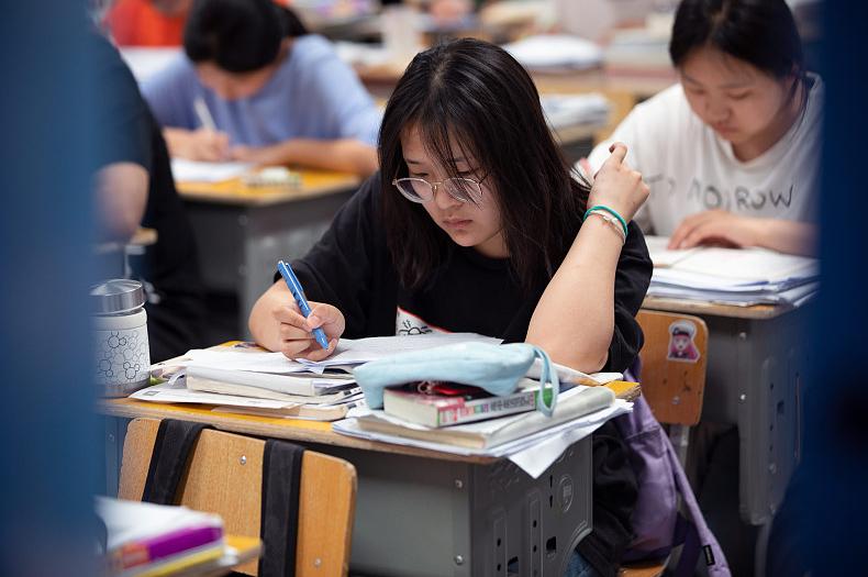 普高鸡头与重点高中凤尾差别视频,普高当鸡头还是重点高中当凤尾