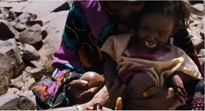 她4岁被*暴强**5岁遭割礼,12岁被卖给老头,成顶级超模后拯救无数女性