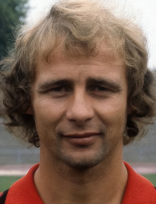 拿过大力神杯的球队有哪些,哪些足球明星拿过大力神杯