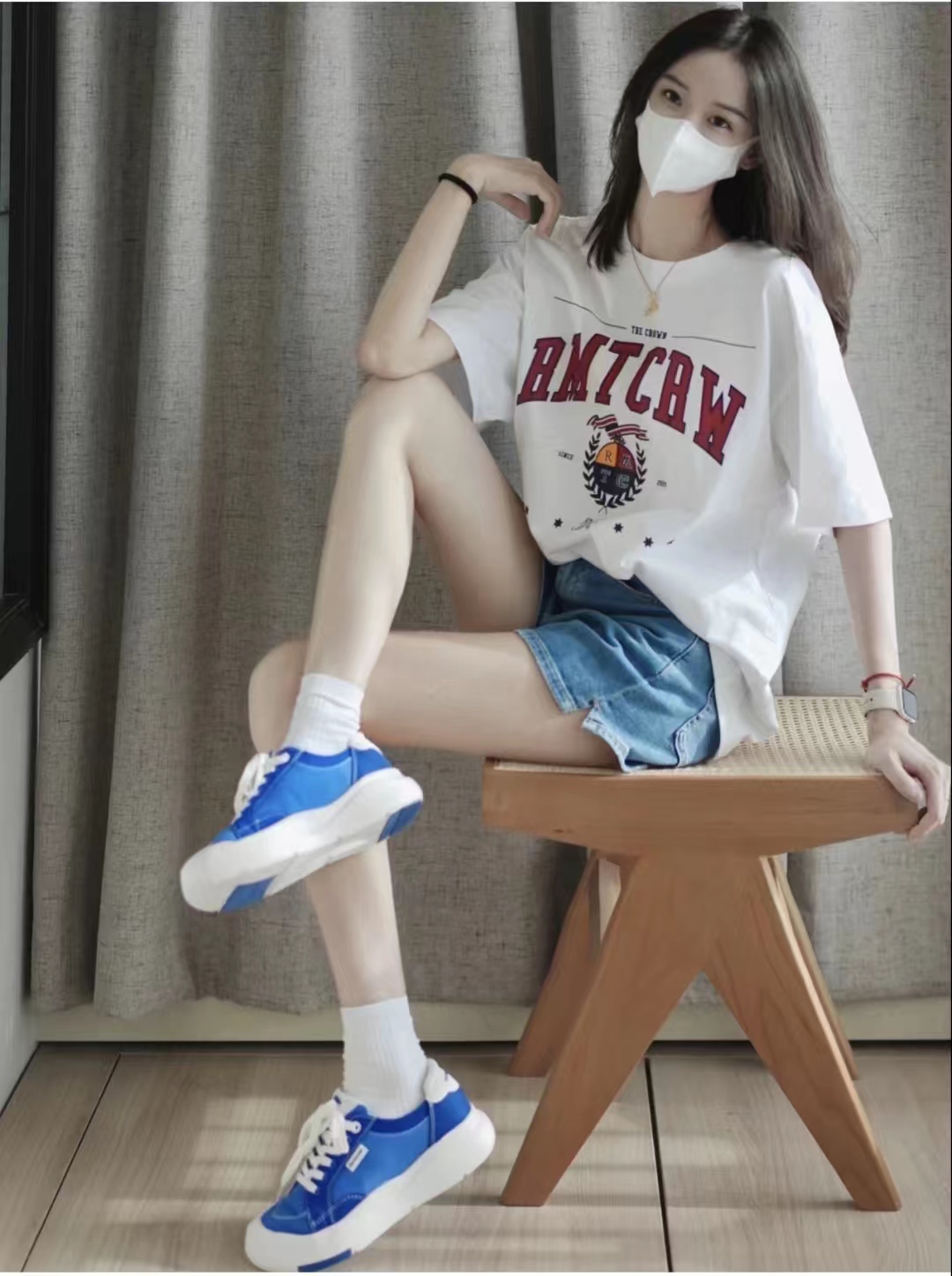 红色牛仔短裤搭配什么颜色上衣,微胖牛仔短裤搭配什么上衣