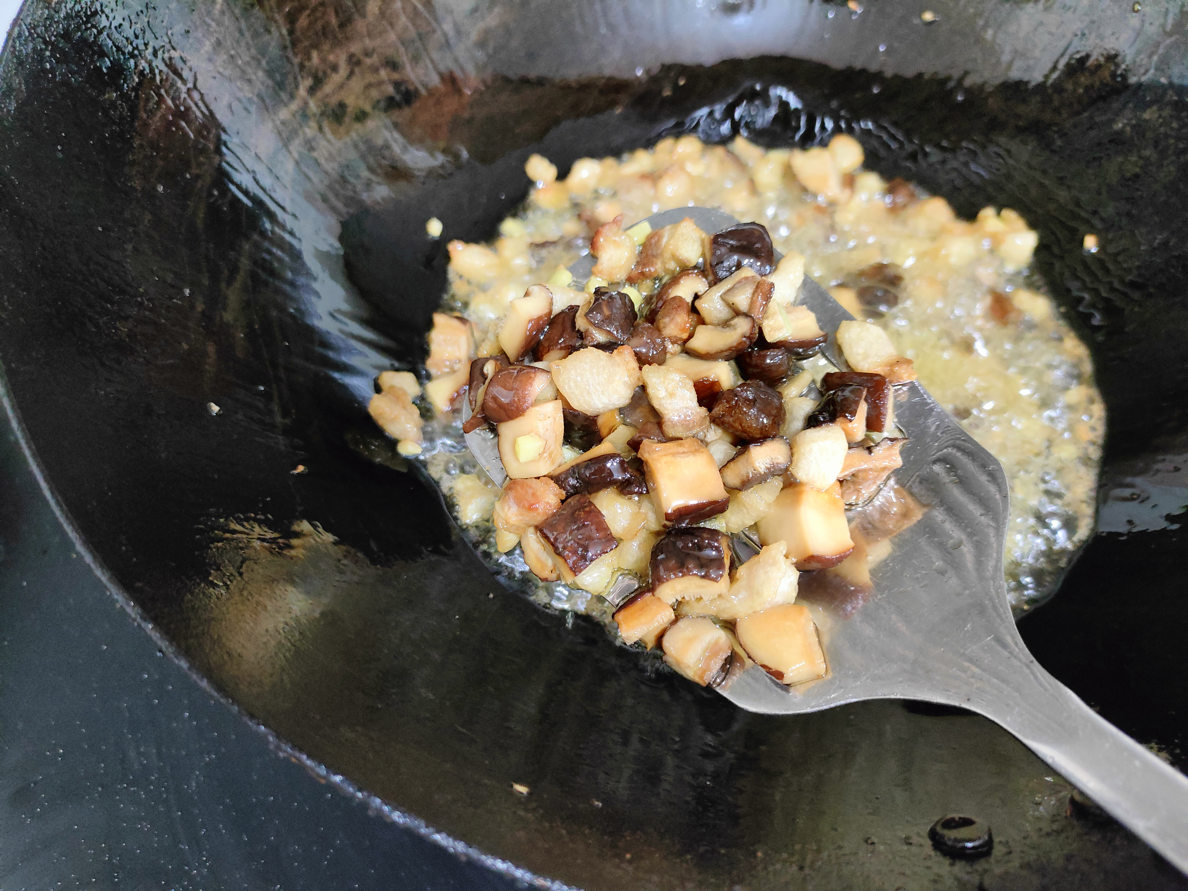 立夏了,这肉酱可以多做点,一周都不坏,拌面、拌饭夹馒头可香了