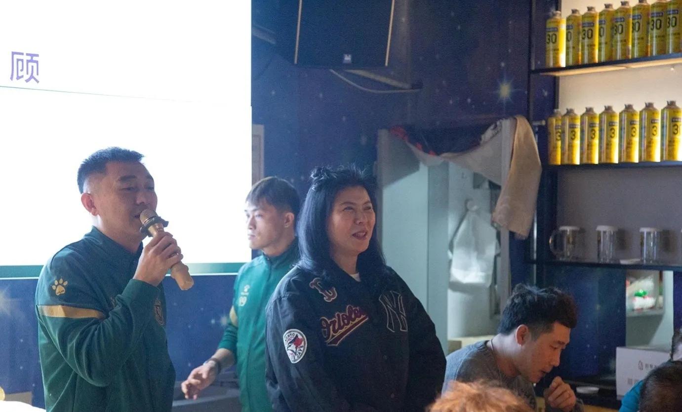 辽沈公益餐饮足球俱乐部举办新年联欢晚会