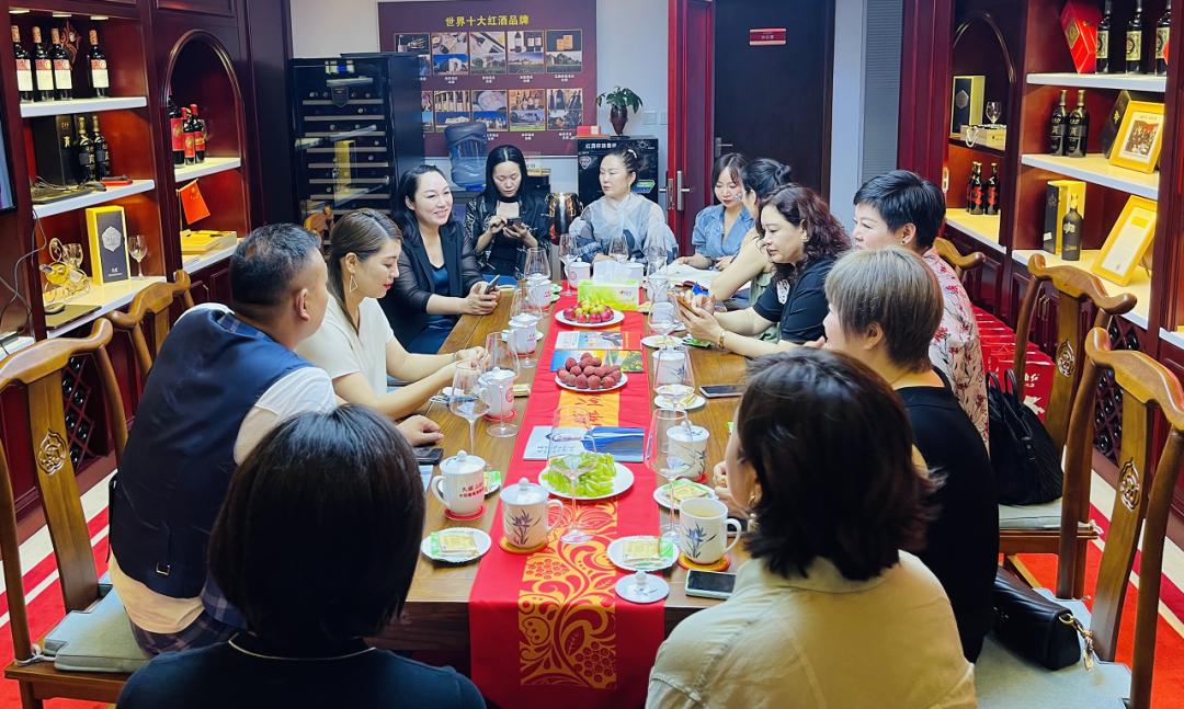 郑州女企业家协会副会长,潘刚天明民权葡萄酒有限公司