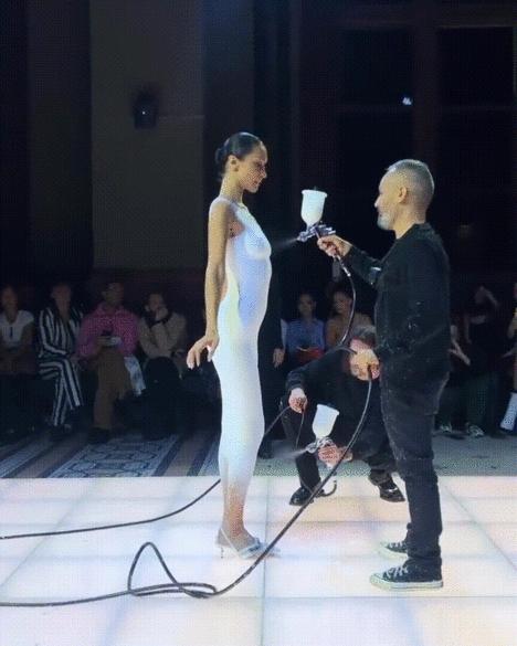 被海克斯科技惊艳到了,这条裙子是现场喷出来的?