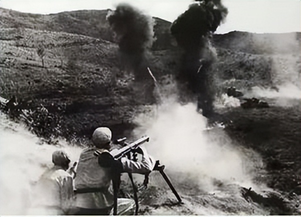 山东97岁老人手握双枪,山东97岁老人手持双枪