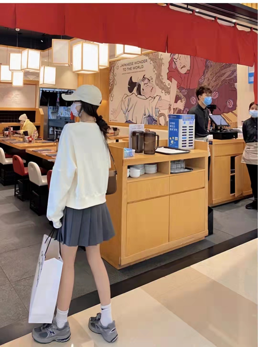 灰色和深咖色百褶短裙搭什么上衣,灰色百褶裙搭配什么上衣高级