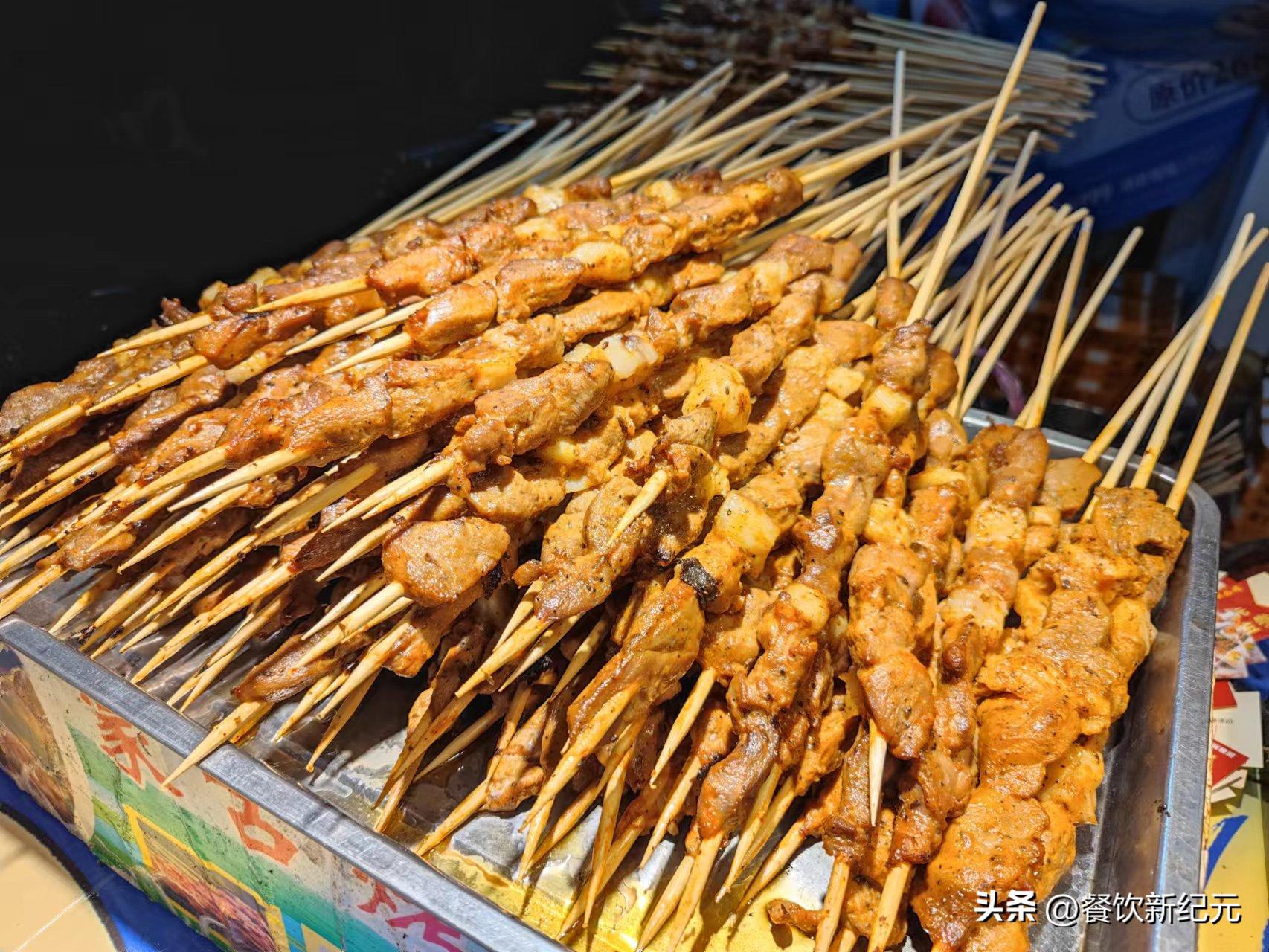 路边摊一天卖300串肉串能挣多少钱,24岁小伙通宵卖羊肉串月入4万