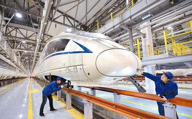 高铁在工作时，个小时用掉9600度电，那运行中的高铁是如何供电呢